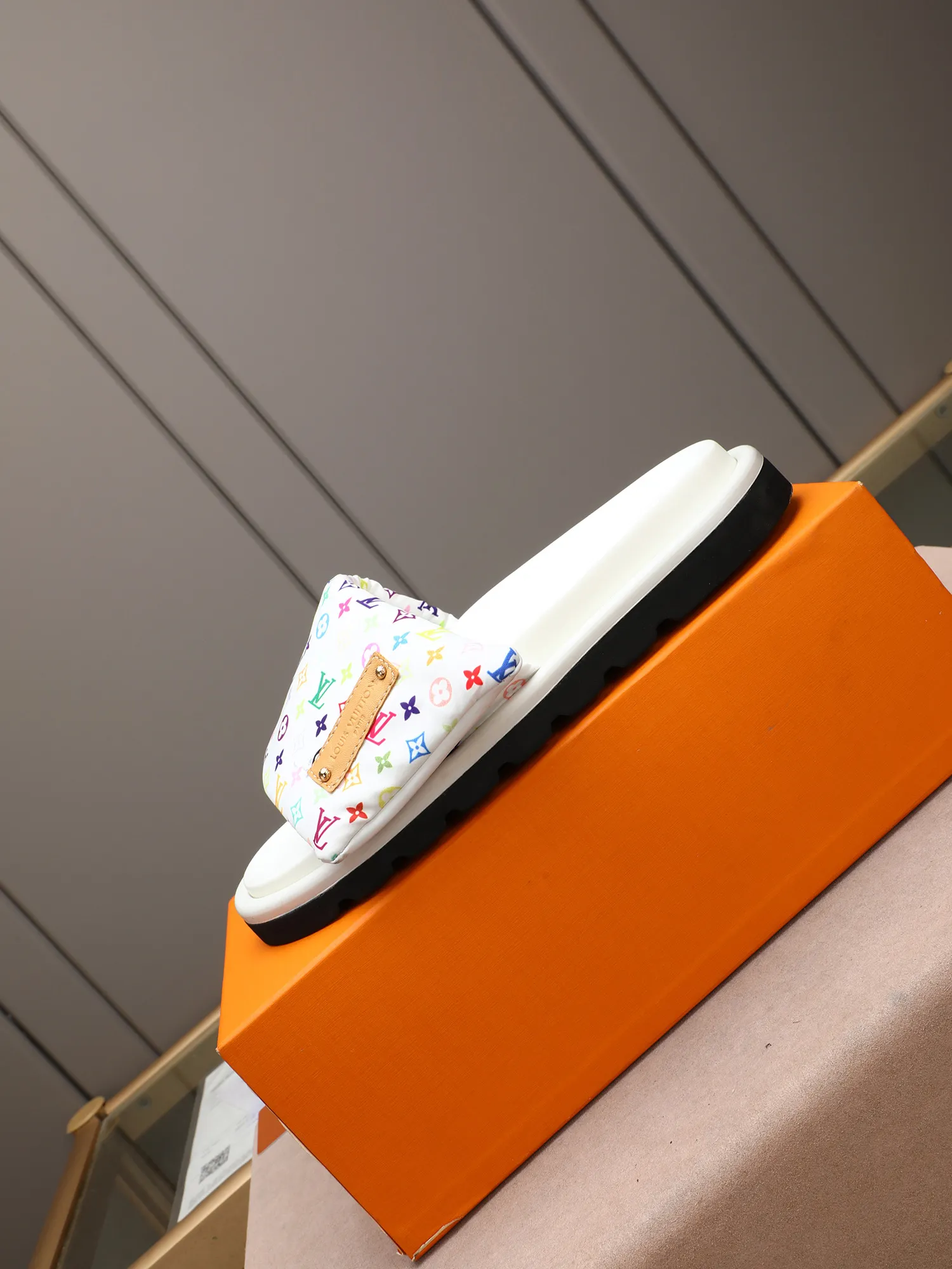 PP360 [LOUIS VUITTON] Louis Vuitton, LV printing, men's and women's slippers are on the market. The drawer box packaging comes with a cloth bag and a card. The upper pattern looks very soft and waxy, and it is a super versatile leg slimming tool. Fabric: imported denim/canvas/old fabric, LV hardware LOGO, official website pattern printing, comfortable to wear, feet: high-elastic PU water table. Sole: foam sole, heel height: about 5cm. Code number: 35-46, 35, 45, 46 are custom-made and non-returnable. Color: multiple colors and styles available.